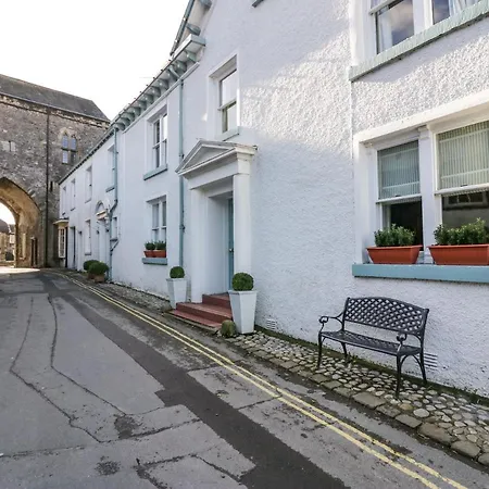 アパート 1 Tower House